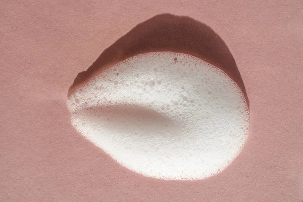 Renkli arka planda beyaz köpük dokusu. Doku, sabun, şampuan ve deterjan örneklerinde kullanışlı olabilir..