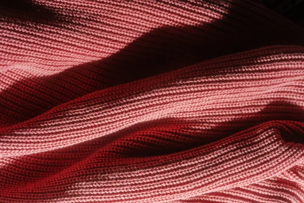 Вязание текстуры розового свитера или шарфа крупным планом. — стоковое фото