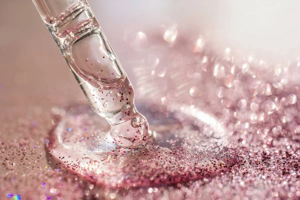 Zümrüt bir zümrüt zemin üzerinde serumun veya yağın dokusu.