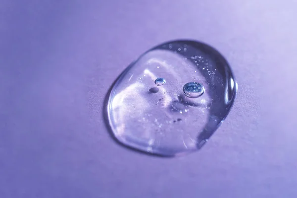 Jel mor flütlü bir arkaplanda akıyor.