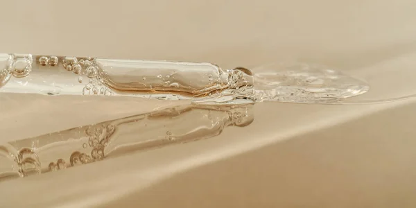 Struktura séra nebo oleje s pipetou na béžovém pozadí. — Stock fotografie