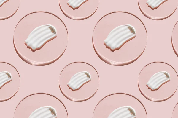 Pembe arka planda beyaz krema dokusu. Desen.