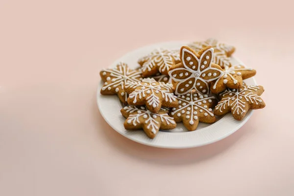 Имбирное печенье на тонком персиковом фоне. — стоковое фото