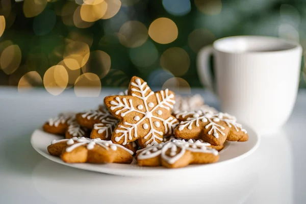 Ingefära jul kakor på bakgrunden av en julgran med ljus. — Stockfoto
