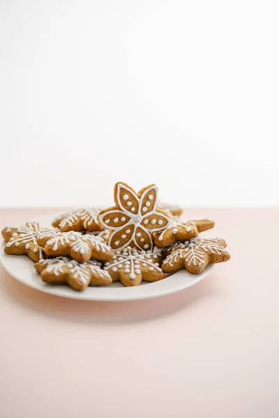Ingefära cookies på en delikat persika bakgrund. — Stockfoto