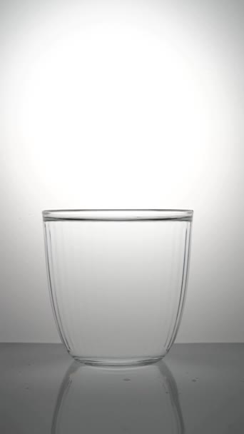 L'eau se balance dans un verre transparent à facettes. — Video