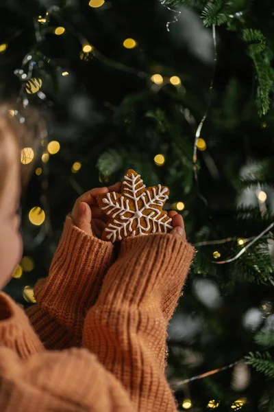 Biscotti Natale Allo Zenzero Nelle Mani Dei Bambini Sullo Sfondo — Foto Stock