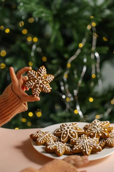 Galletas Navidad Jengibre Las Manos Los Niños Fondo Del Árbol — Foto de Stock