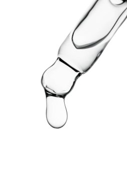 Beyaz izole bir zemin üzerinde kozmetik ürünleri olan şeffaf pipet.