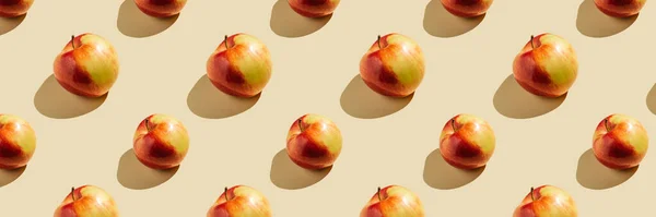 Muster von Äpfeln auf beigem Hintergrund. — Stockfoto