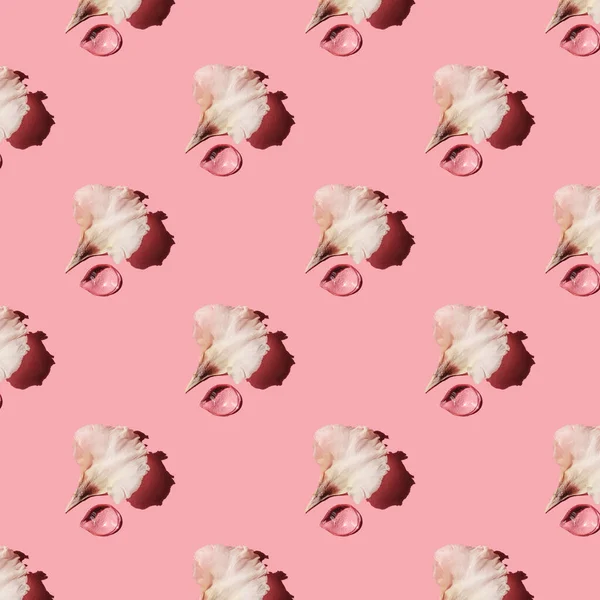 Hassas bir taç yaprağına bir damla su ya da kozmetik..