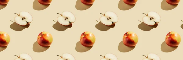 Bej arkaplanda elmaların deseni. — Stok fotoğraf
