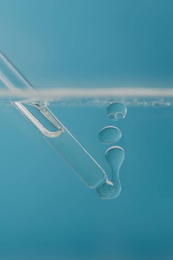 Kabarcıklı suda kozmetik ürünü olan bir boru..