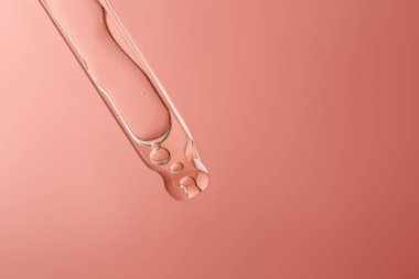 Kabarcıklı suda kozmetik ürünü olan bir boru..