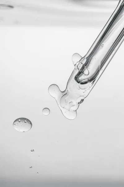 Pipetta con prodotto cosmetico in acqua con bolle. — Foto Stock