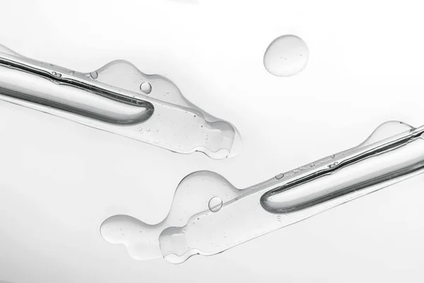 Kabarcıklı suda kozmetik ürünü olan bir boru..