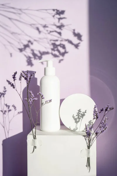 Mor arka planda lavantalı kozmetik kavanozları..