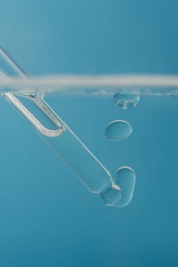 Kabarcıklı suda kozmetik ürünü olan bir boru..