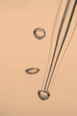 Kabarcıklı suda kozmetik ürünü olan bir boru..