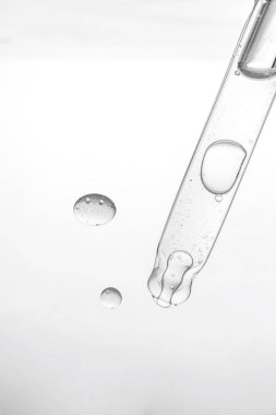 Kabarcıklı suda kozmetik ürünü olan bir boru..