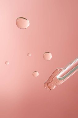 Kabarcıklı suda kozmetik ürünü olan bir boru..