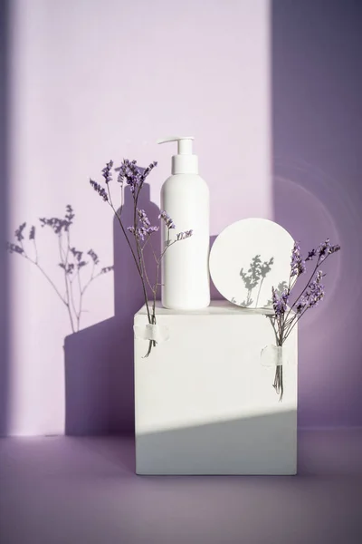 Mor arka planda lavantalı kozmetik kavanozları..