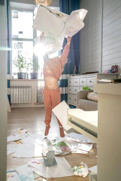 Dağınık çarşafların arasında bir kız.