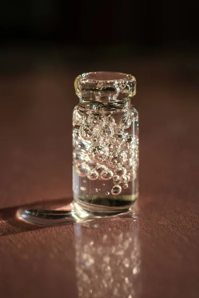 Eine Flasche Kosmetikgel auf rosa Hintergrund. — Stockfoto