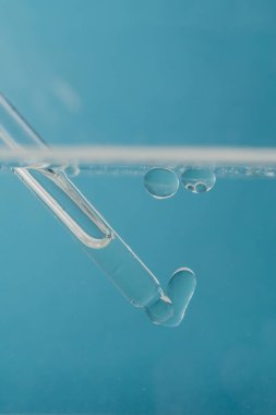 Kabarcıklı suda kozmetik ürünü olan bir boru..