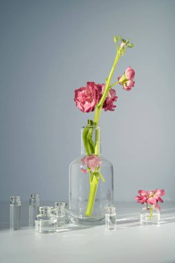 Çiçekler ve vazolarla güzel soyut bir arkaplan.