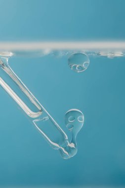 Kabarcıklı suda kozmetik ürünü olan bir boru..