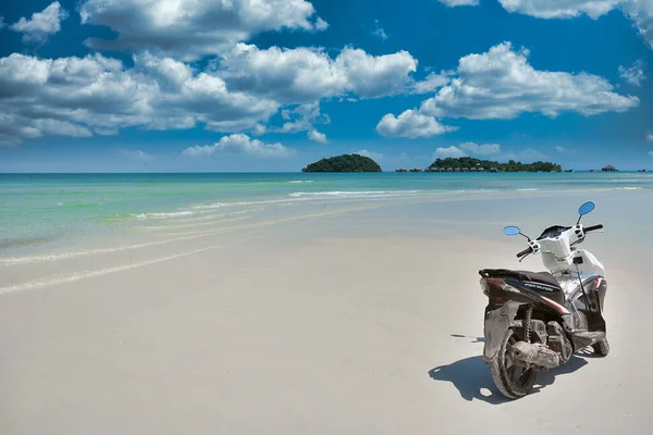 Motorbike White Tropical Sandy Beach — Stockfoto