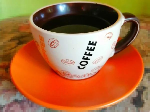 コーヒーマグカップ オレンジソーサーとモザイクの背景に碑文と黒ドリップコーヒーと明るいマグカップ — ストック写真