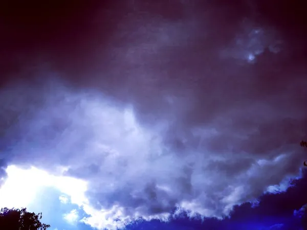 먹구름 어두운 하늘에 비치는 먹구름의 — 스톡 사진