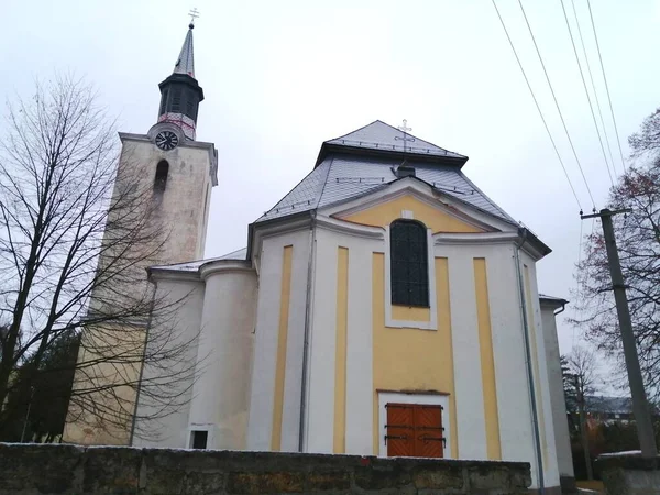 Kirche Mit Turm Restauriertes Kirchengebäude Hinter Einem Sandsteinzaun Mit Bäumen — Stockfoto