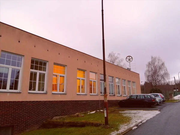 Windkracht Uitbreiding Van Het Schoolgebouw Met Een Kleine Windturbines Voor — Stockfoto