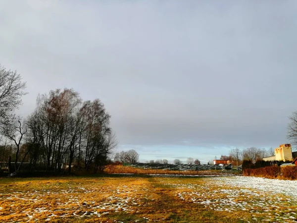 太阳能电力 阳光下的风景 草地上有积雪残存 那里有太阳能电池板发电 — 图库照片