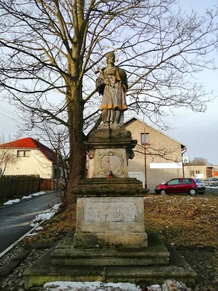 Staty Ett Helgon Vacker Staty Med Gloria Stenpelare Staden Mellan — Stockfoto