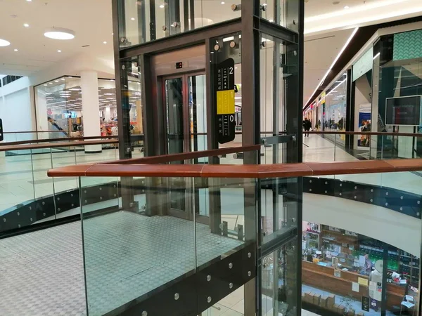 Szklana Winda Winda Platforma Między Piętrami Nowoczesnego Centrum Handlowego — Zdjęcie stockowe