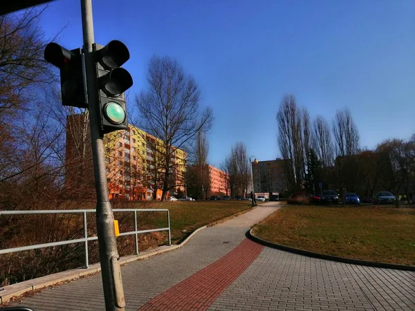 Semáforo Verde Semáforo Con Luz Verde Para Coches Aceras Pavimentadas —  Fotos de Stock