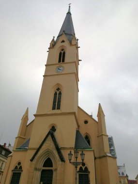 Liberec 'teki güzel kilise. Günbatımında saatle kilisenin tepesine bak.. 