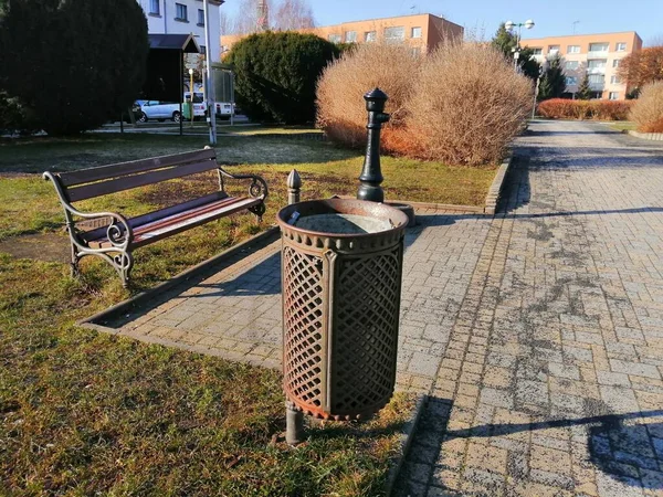 Siedzi Placu Ławka Środku Parku Placu Metalowy Kosz Śmieci Hydrant — Zdjęcie stockowe
