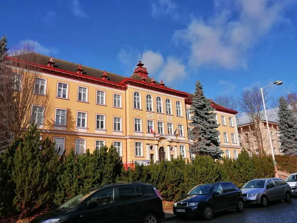 Stadtstraße Straße Mit Autos Breiter Großer Bebauung Viel Grün Und — Stockfoto