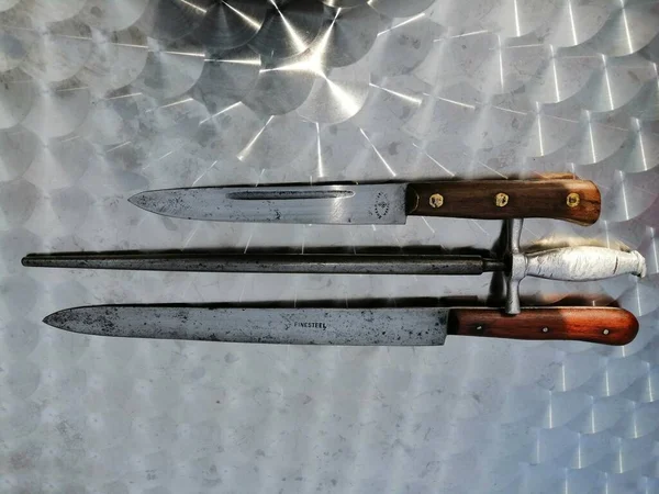Стародавні Ножі Сталевим Вершковим Камінням Два Дуже Старі Підписані Ножі — стокове фото