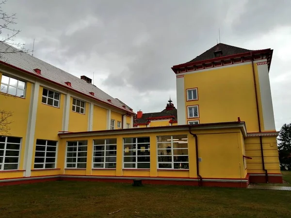 Bildungseinrichtung Vereinigte Gebäude Als Kindergarten Und Grundschule — Stockfoto