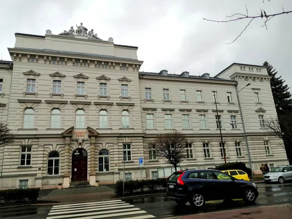 Öffentliche Institution Architekturgebäude Des Amtsgerichts Und Die Nasse Straße Davor — Stockfoto