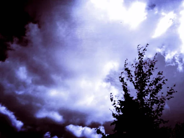 Μυστηριώδες Σύννεφο Σύννεφο Καταιγίδας Στο Μυστηριώδες Λυκόφως Στο Μωβ Φως — Φωτογραφία Αρχείου