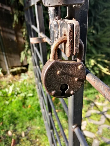 Velho Cadeado Enferrujado Fundo Cerca Metal — Fotografia de Stock