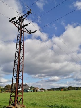 Alandaki yüksek voltajlı elektrik hatları