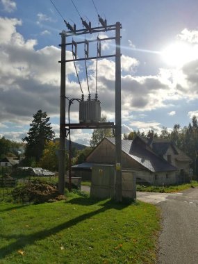 Şehirde elektrik kabloları olan bir trafo.. 